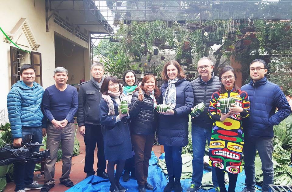 Đại sứ Peru học gói bánh chưng nhân dịp Tết - 4
Vợ chồng Đại sứ Morelli khoe những chiếc bánh chưng xanh vừa được gói.