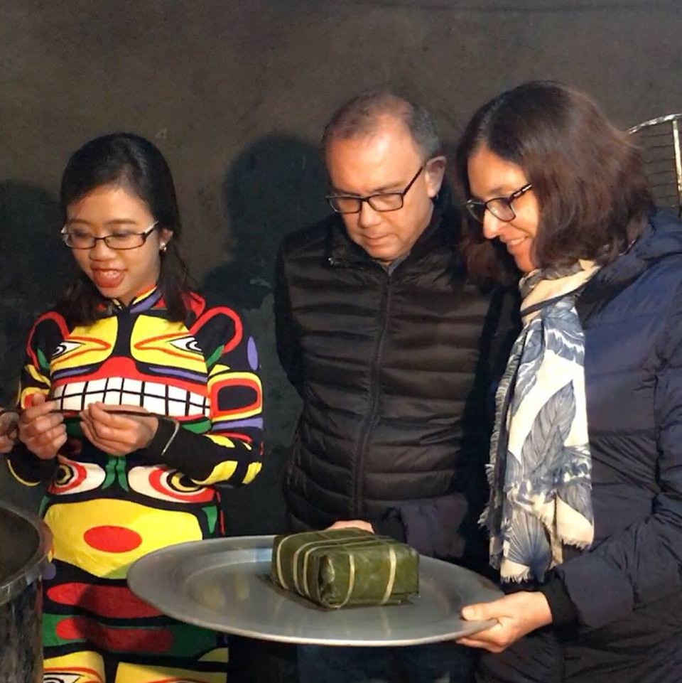 Đại sứ Peru học gói bánh chưng nhân dịp Tết - 5
Phu nhân Đại sứ Morelli bê chiếc bánh chưng sau khi được luộc chín. Thông qua việc gói bánh chưng ngày Tết, vợ chồng Đại sứ vui mừng khi có cơ hội trải nghiệm một nét văn hóa truyền thống của người Việt, qua đó hiểu hơn về đất nước, con người Việt Nam.