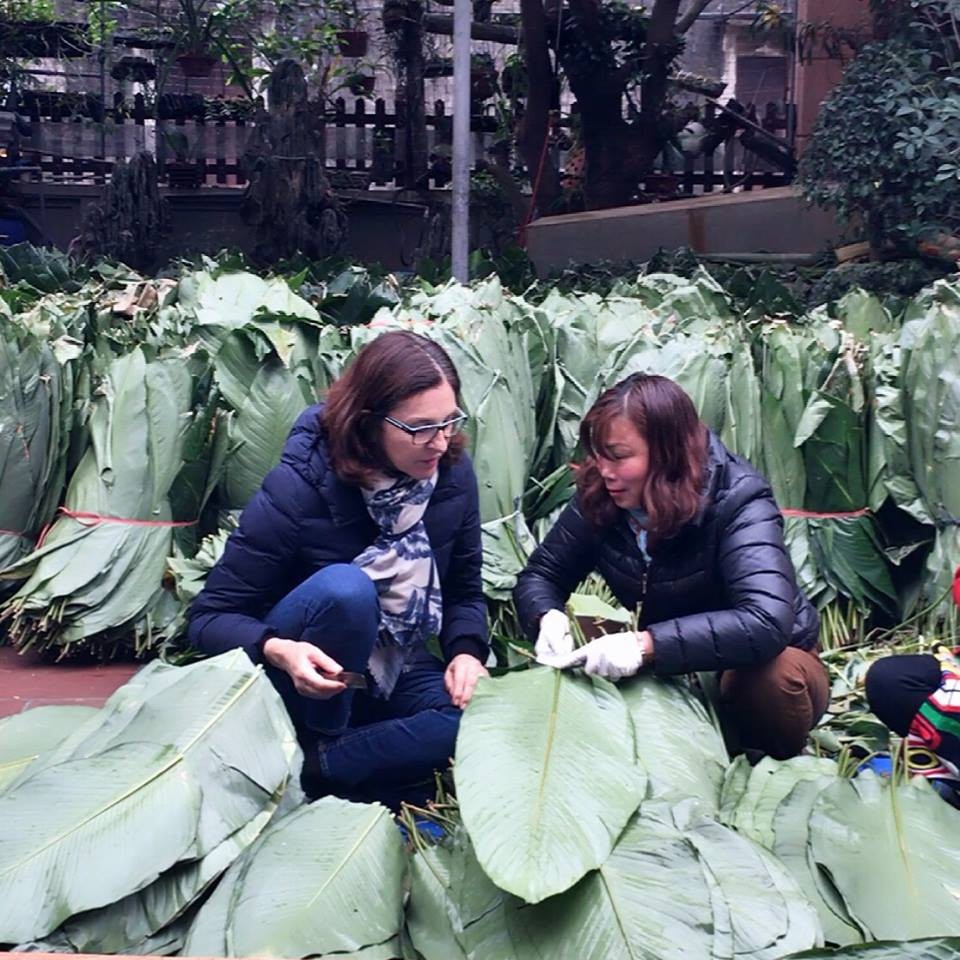 Đại sứ Peru học gói bánh chưng nhân dịp Tết - 2
Tại đây, Đại sứ Morelli và phu nhân đã có dịp trải nghiệm không khí tết truyền thống của người Việt thông qua việc gói bánh chưng ngày Tết.