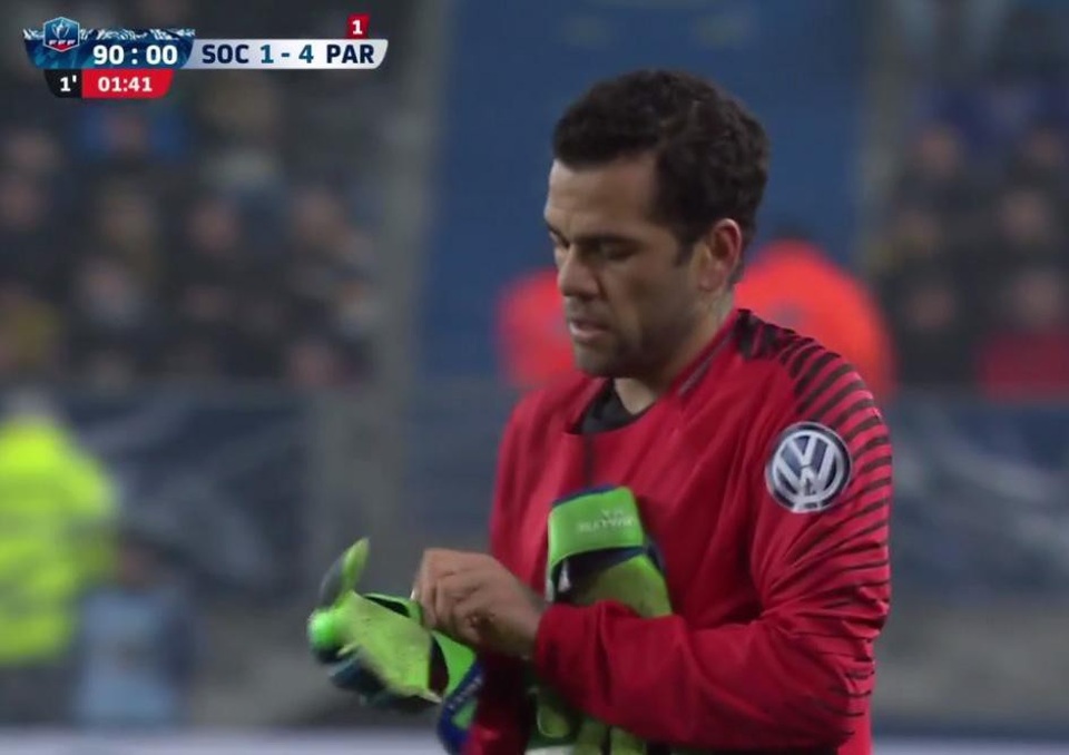 Thủ môn PSG bị đuổi, Dani Alves xỏ găng bắt gôn - 1 Dani Alves trở thành thủ môn bất đắc dĩ sau khi Kevin Trapp bị đuổi