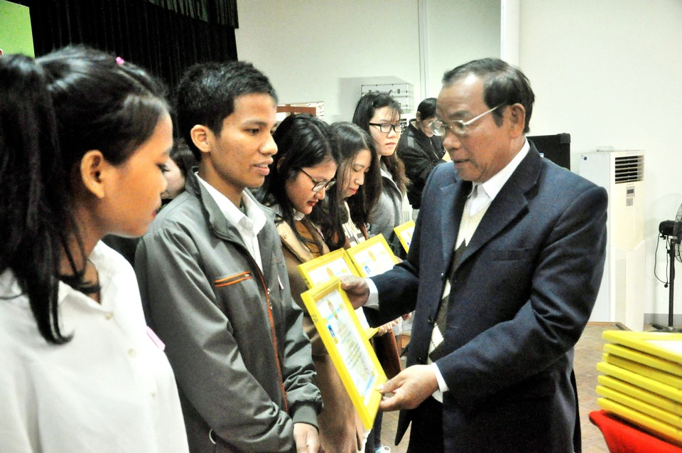Hội Khuyến học Quảng Nam trao 279 suất học bổng - 1 Chủ tịch Hội Khuyến học Quảng Nam - ông Trần Văn Cận trao học bổng đến các em học sinh