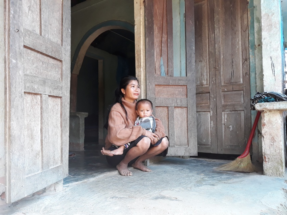 Người dân bị lở núi, mất nhà dựng lều tạm giữa đồng đón Tết - 3 Chị Phạm Thị Út buồn rầu vì không có nhà để đón Tết