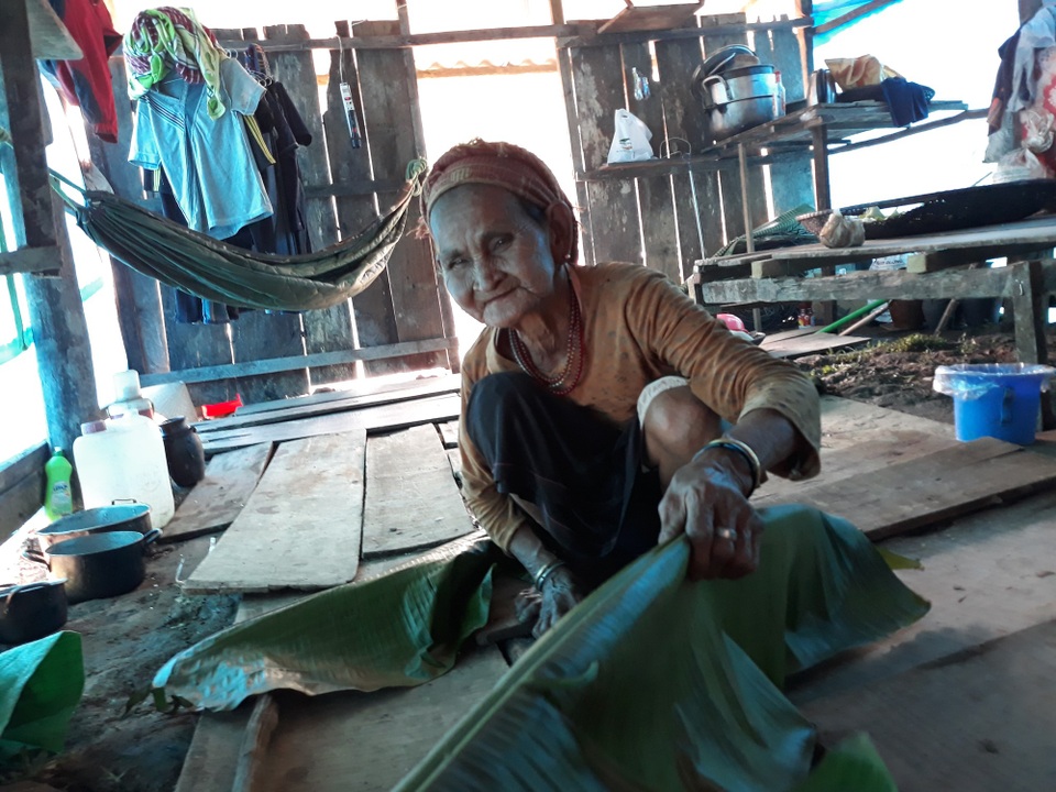 Người dân bị lở núi, mất nhà dựng lều tạm giữa đồng đón Tết - 4 Những căn lều tạm chật chội, tối om