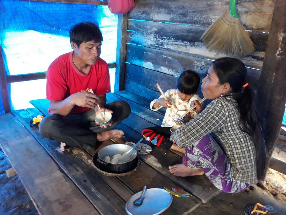 Người dân bị lở núi, mất nhà dựng lều tạm giữa đồng đón Tết - 5
Bữa cơm chỉ có 1 con cá nhỏ với đĩa muối của gia đình anh Phạm Văn Nghí trong túp lều tạm vừa được hoàn thành với kinh phí 3 triệu đồng