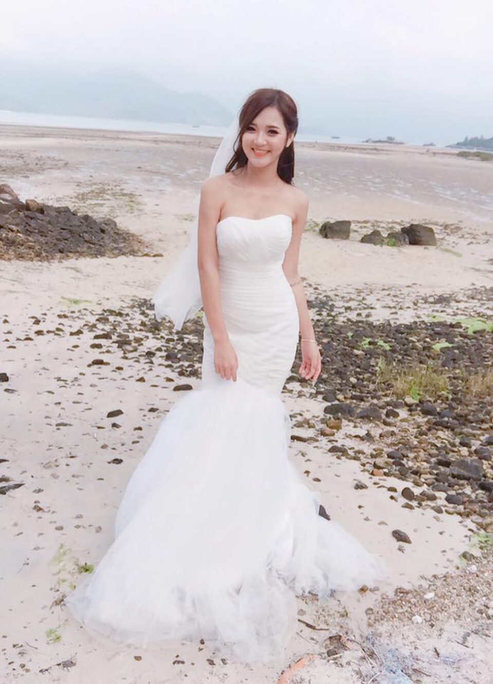 Hot girl Hà thành kể chuyện năm đầu làm dâu, làm mẹ - 2 Thu Hương xinh đẹp trong bộ váy cưới