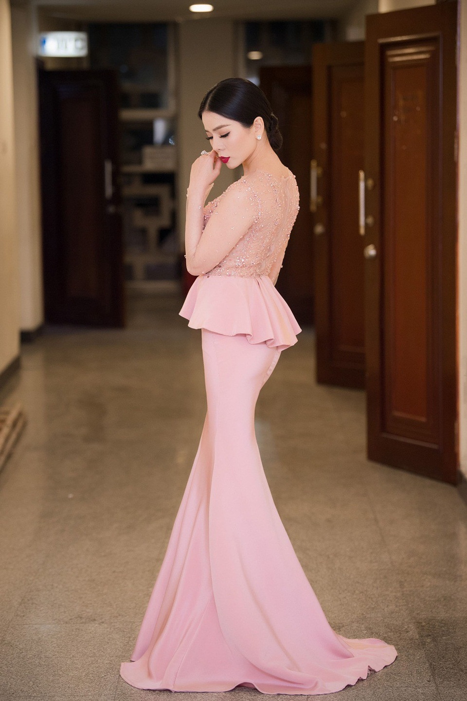 Lệ Quyên làm say lòng khán giả yêu nhạc - 4 Những thiết kế của Hoàng Hải tiếp tục đồng hành cùng “Nữ hoàng phòng trà” trong đêm nhạc lần này.