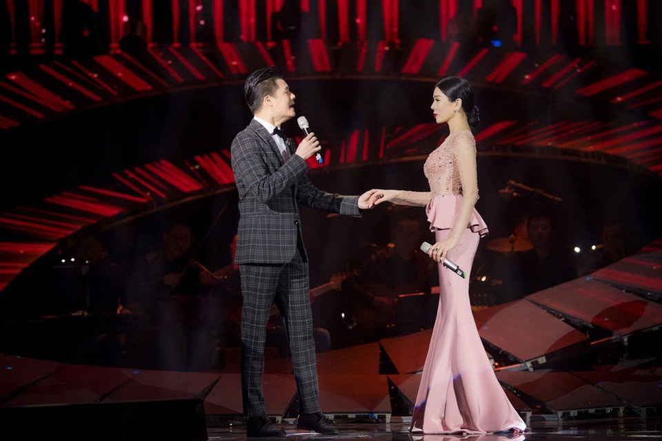 Lệ Quyên làm say lòng khán giả yêu nhạc - 7 Nam khách mời duy nhất trong liveshow này là Quang Dũng cùng cô hát những bản tính ca mê lòng khán giả.