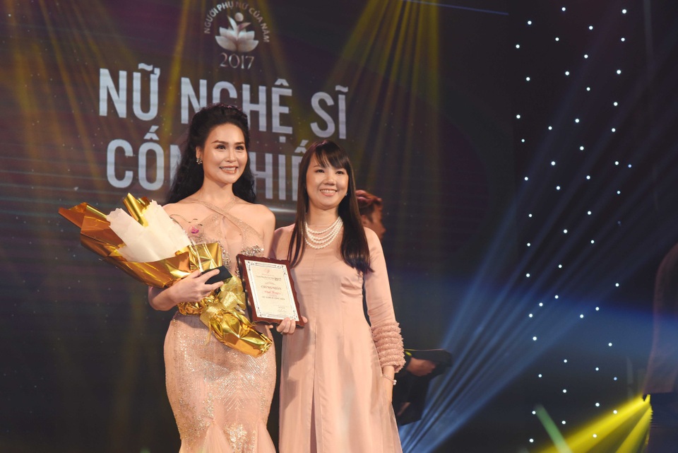 Ca sĩ Nhật Huyền đã được vinh danh “Nữ nghệ sĩ cống hiến” do độc giả của báo Phụ nữ ngày nay trên khắp cả nước bình chọn.