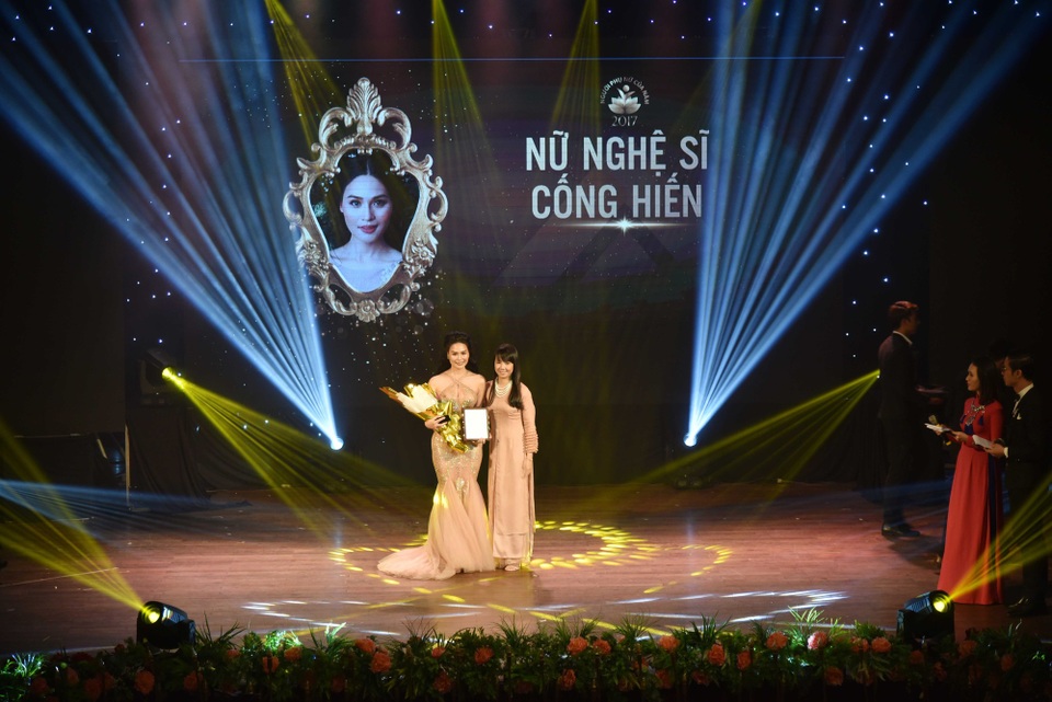 Nhật Huyền xuất hiện tại đêm vinh danh như một làn gió mới, không ồn ào, không náo nhiệt, cũng giống như âm nhạc của cô mang đến cho khán giả.