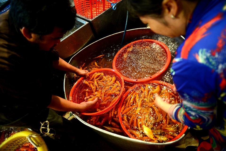 Từ ngày 21 tháng chạp tôi bắt đầu nhập 2 xe tải chở khoảng 7 tấn cá chép để bán, anh Nguyễn Văn Tiến, chủ vựa cho biết.