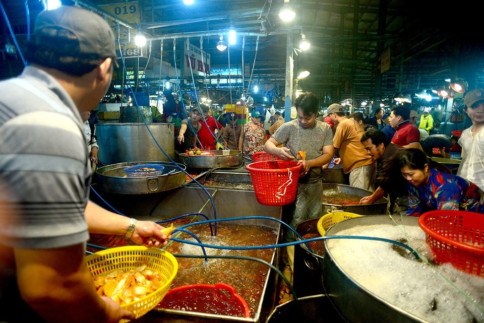 Không khí buôn bán khẩn trương khi đã rạng sáng.