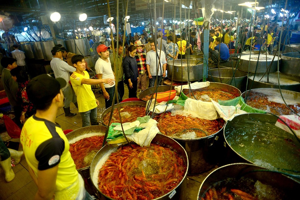 Chị Ngân, ngụ quận Bình Tân mua 20 kg cá chép lớn nhỏ để về bán ở chợ gần nhà. Năm nào tôi cũng đi sớm để lựa cá đẹp để về bán lại cho khách, chị Ngân cho biết.