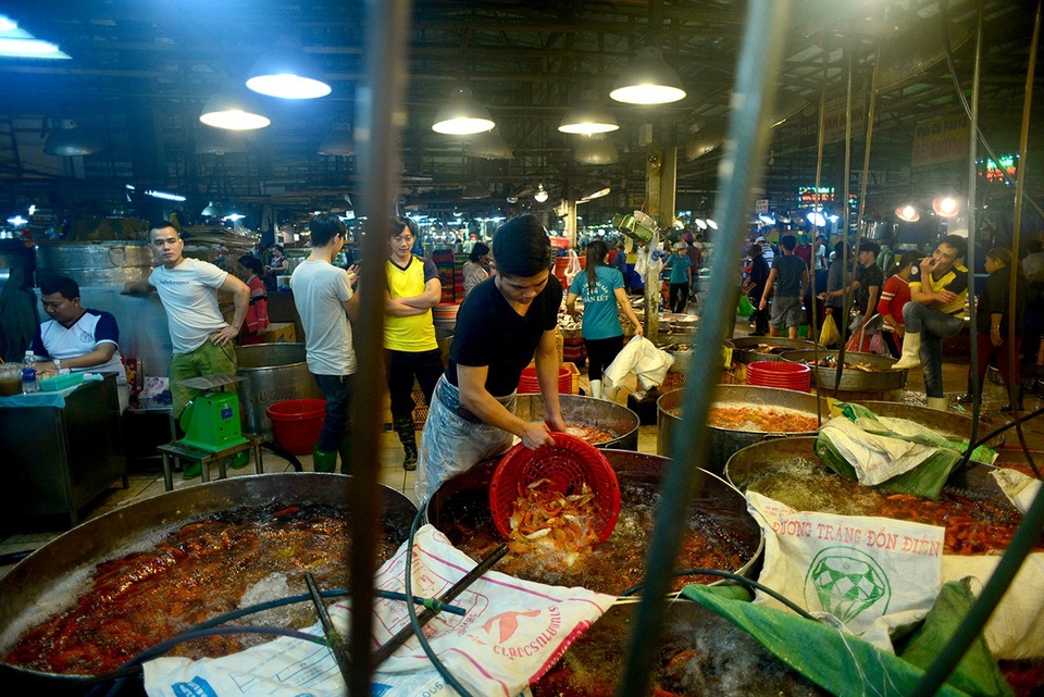 Chợ hoạt động nhộn nhịp suốt đêm, đông nhất vào khoảng từ 3h sáng.