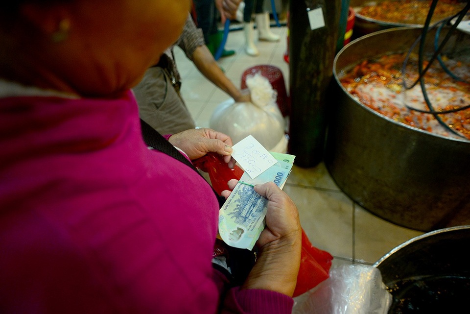 Nhiều tiểu thương mua cả trăm kg cá chép từ rạng sáng 22 tháng chạp.