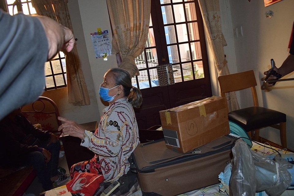 Tên cướp gài điện, tử thủ trong nhà dân ở quận Tân Bình - 3
Hiện trường nơi thanh niên cố thủ