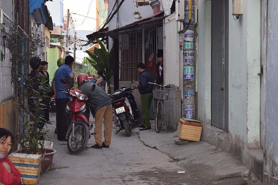 Tên cướp gài điện, tử thủ trong nhà dân ở quận Tân Bình - 7 Tên cướp gài điện, tử thủ trong nhà dân ở quận Tân Bình - 7