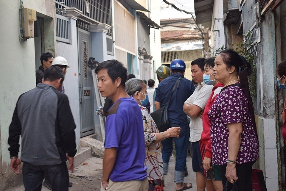 Tên cướp gài điện, tử thủ trong nhà dân ở quận Tân Bình - 8 Tên cướp gài điện, tử thủ trong nhà dân ở quận Tân Bình - 8