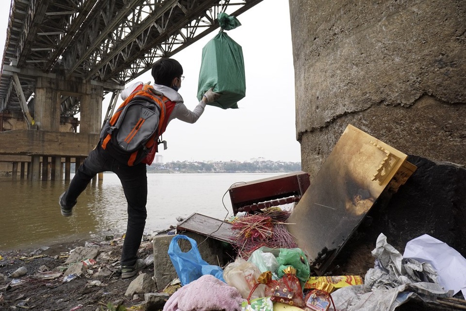 
Rác được được chuyển qua dây thừng từ trên cầu xuống phía dưới để phân loại.
