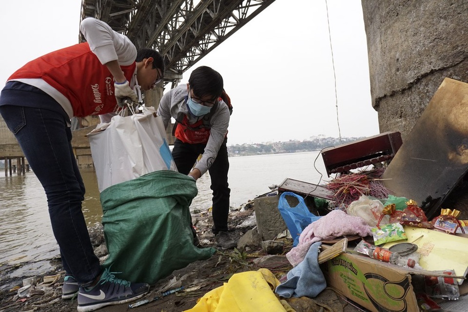 
Nếu như không có đội ngũ tình nguyện viên thì không biết có bao nhiêu bao tải như thế này được ném bỏ xuống sông Hồng.
