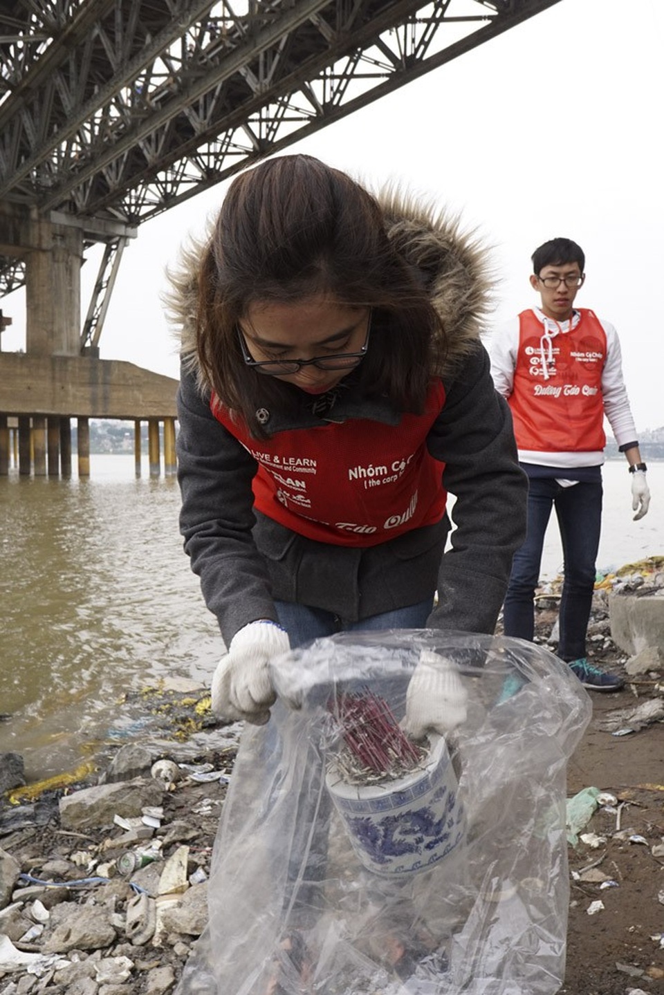 
Công việc thu dọn bát hương, nhiều vật dụng khác mà gia chủ bỏ đi cũng có nhiều nguy hiểm. Nhiều vật dụng vỡ, sắc cạnh nên các tình nguyện viên đều phải đeo găng tay để đảm bảo an toàn.

