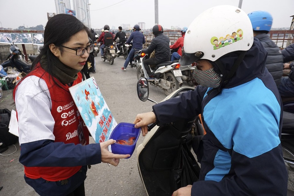 
Thả cá chép phóng sinh trong ngày tiễn ông Công ông Táo đã trở thành phong tục không thể thiếu của người dân Việt Nam. Những năm gần đây, nhiều tổ chức hoạt động tình nguyện đã tham gia trực tiếp vào việc thả cá chép với mục đích nâng cao ý thức người dân, giữ gìn vệ sinh môi trường.
