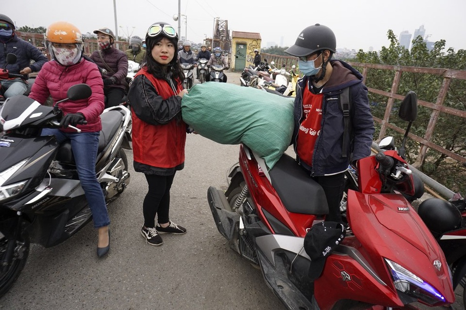 
Có gia đình mang cả bao tải trong đó đựng bàn thờ gỗ, bát hương, nến cốc thủy tinh với ý định cho xuống sông Hồng.
