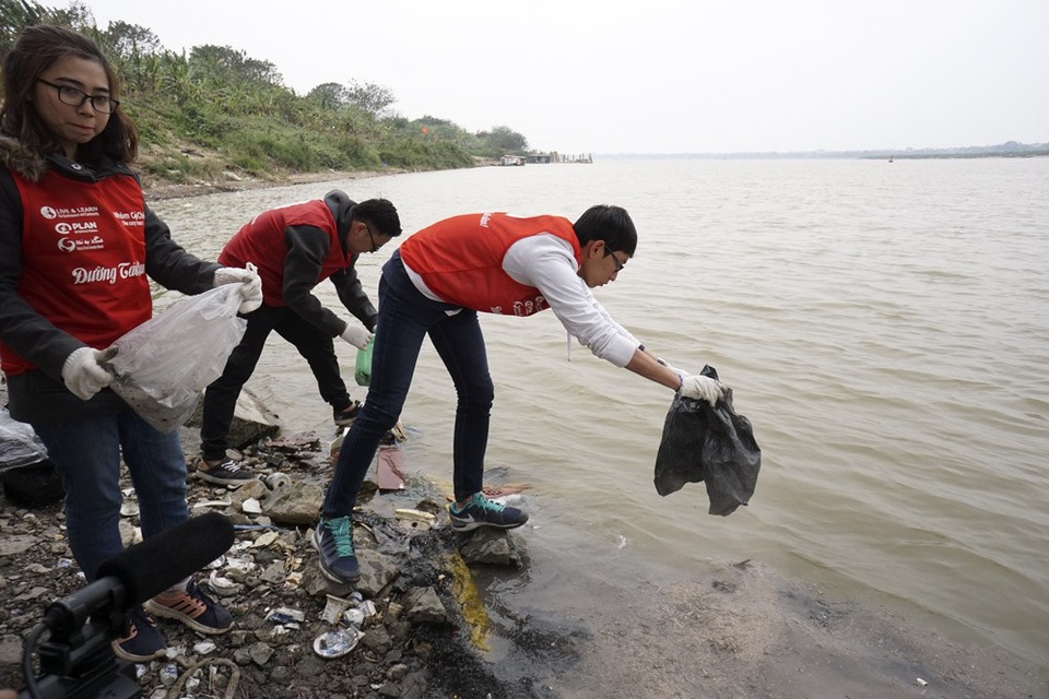 
Túi ni lông sẽ được gom lại sau đó chuyển đi nơi khác. Việc này góp phần giữ cho dòng sông phía dưới cầu Long Biên sạch bóng túi ni lông.
