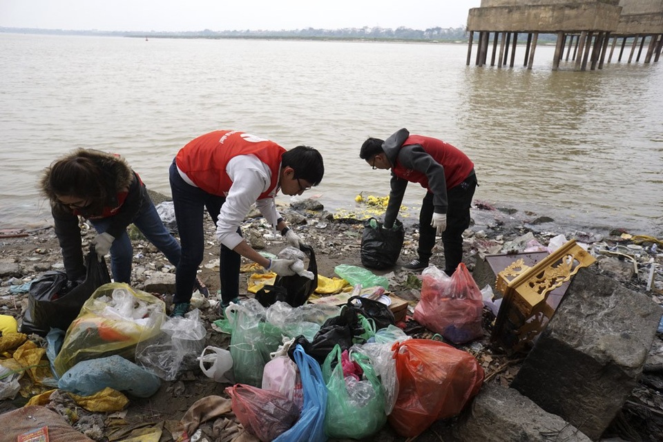 
Trong khi đó phần tro đốt của người dân sẽ được phân loại. Tro hương được thả xuống sông Hồng, những vật dụng khác sẽ được gom lại trước khi đốt bỏ.
