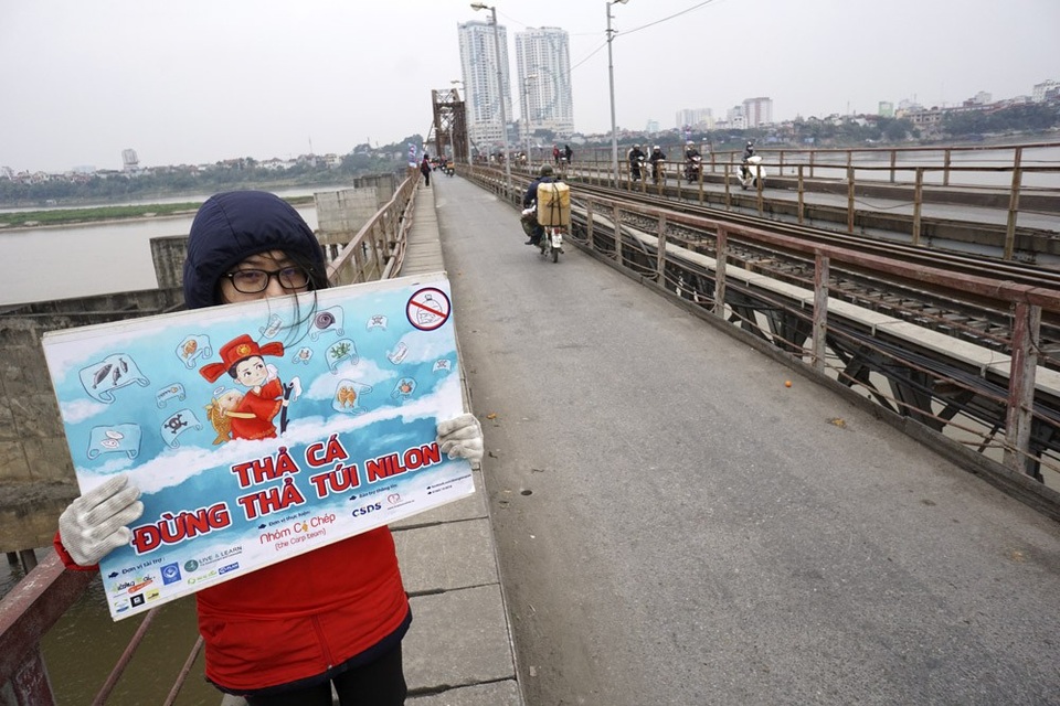 
Thả cá đừng thả túi ni lông là nhóm tình nguyện viên đã hoạt động được 5 năm. Trong các ngày từ 21 đến 23 tháng Chạp luôn có khoảng 70 bạn sinh viên, học sinh túc trực trên cầu Long Biên để giúp người dân thả cá chép...
