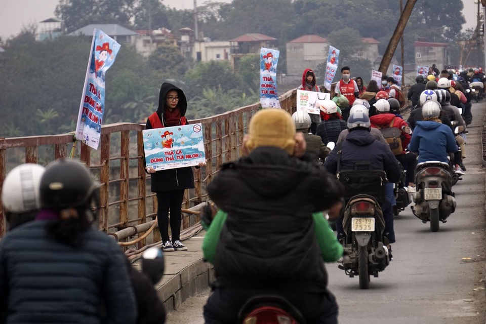 
Dưới cái lạnh cắt da cắt thịt, các tình nguyện viên vẫn hoàn thành nhiệm vụ của mình.
