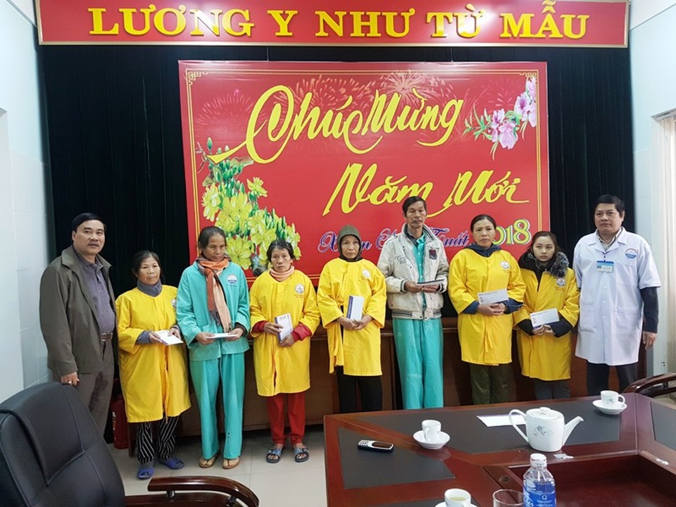 Tết đến sớm với người dân và bệnh nhân nghèo Quảng Trị - 1 Trao quà cho bệnh nhân nghèo tại Bệnh viện đa khoa tỉnh