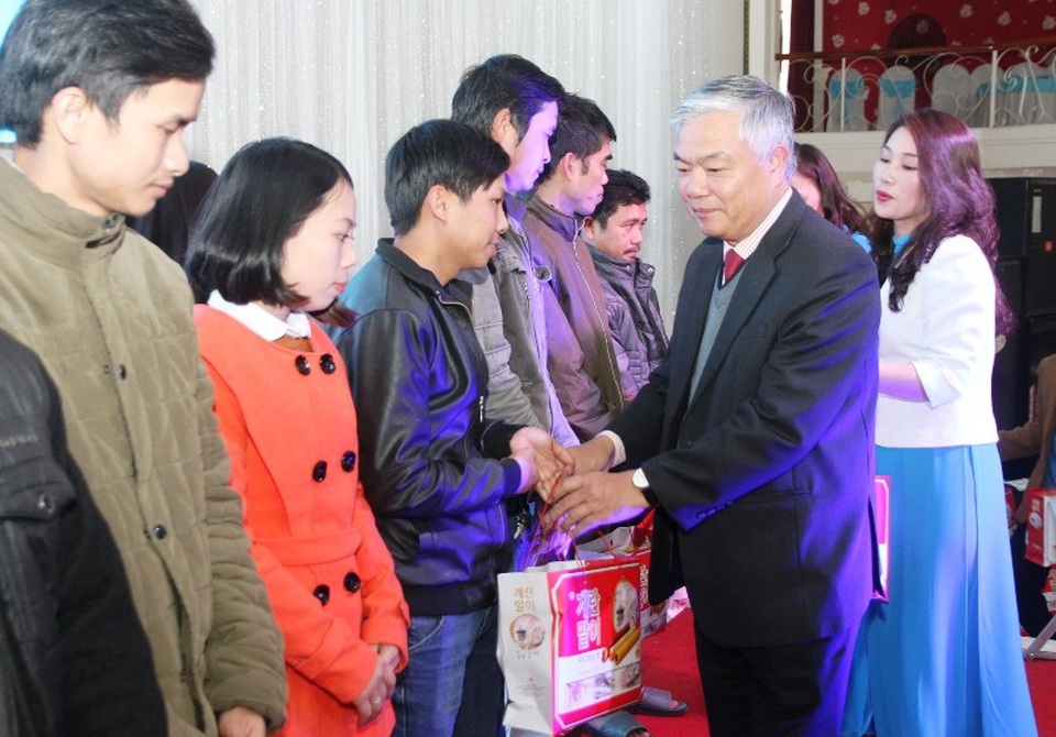 Quảng Trị: “Tết sum vầy 2018” trao 200 suất quà cho công nhân có hoàn cảnh khó khăn - 1 Ông Phạm Đức Châu – Phó Bí thư Thường trực Tỉnh ủy Quảng Trị trao quà cho công nhân, lao động