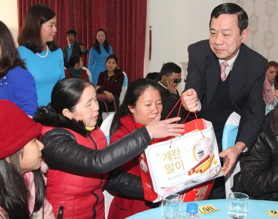 Quảng Trị: “Tết sum vầy 2018” trao 200 suất quà cho công nhân có hoàn cảnh khó khăn - 2 Ông Mai Thức - Phó Chủ tịch Thường trực UBND tỉnh trao quà cho người lao động