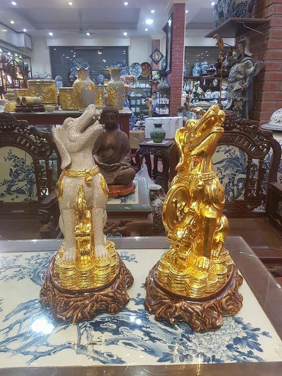 Tượng chó dát vàng, giá cao ngất ngưởng ngày vẫn bán cả trăm con - 2 Tượng dát vàng toàn bộ có giá buôn khoảng 2 - 3 triệu đồng