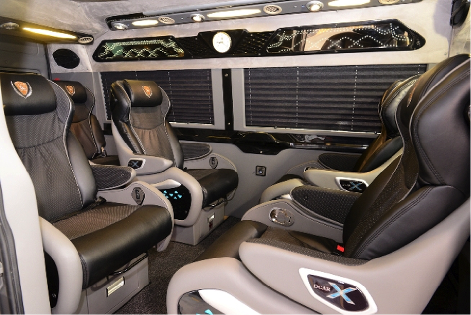 U23 Việt Nam ngồi trên limousine “hàng độc” ở Sài Gòn - 4 Khoang hành khách có 7 ghế ngồi rộng rãi