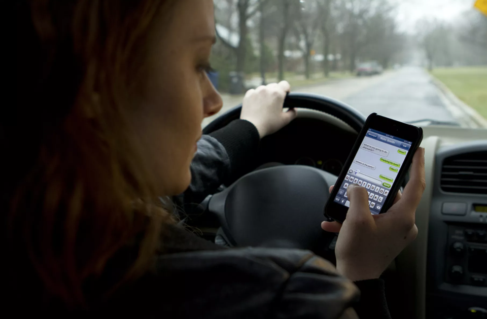 Pháp cấm tài xế dùng smartphone ngay cả khi đã đỗ xe - 1