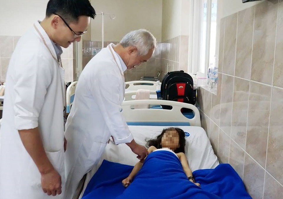 Trẻ bị đau khớp, coi chừng hoại tử xương - 2 Sau khi tháo bột, trẻ sẽ được vật lý trị liệu phục hồi vận động