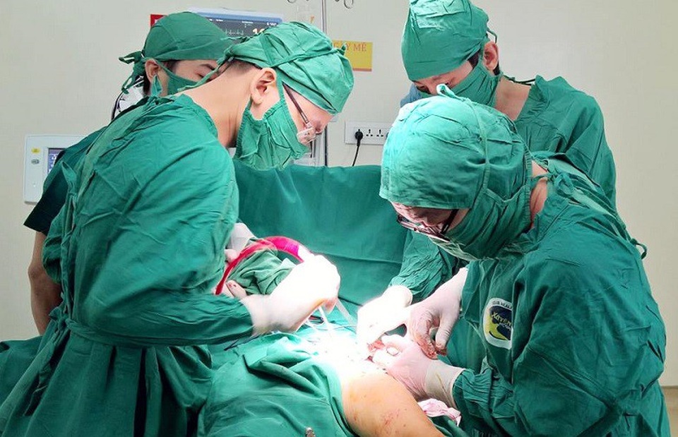 Trẻ bị đau khớp, coi chừng hoại tử xương - 1 Bệnh nhi được bác sĩ thực hiện cuộc mổ xử lý tình trạng hoại tử chỏm xương, trật khớp háng