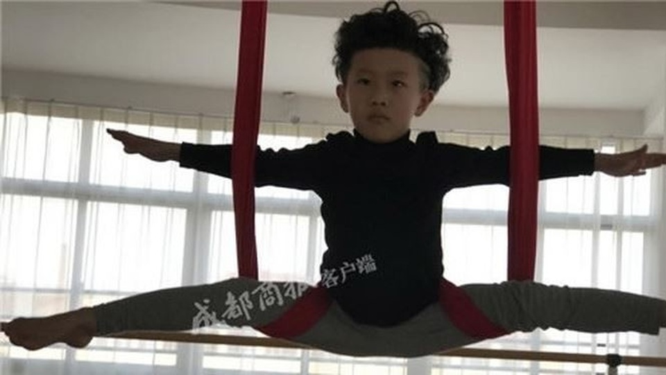 Học yoga để chữa tự kỷ, cậu bé 8 tuổi kiếm được hàng trăm triệu - 3
Sun thực hiện được tất cả các động tác yoga học được. Ảnh: Chengdu Business Daily
