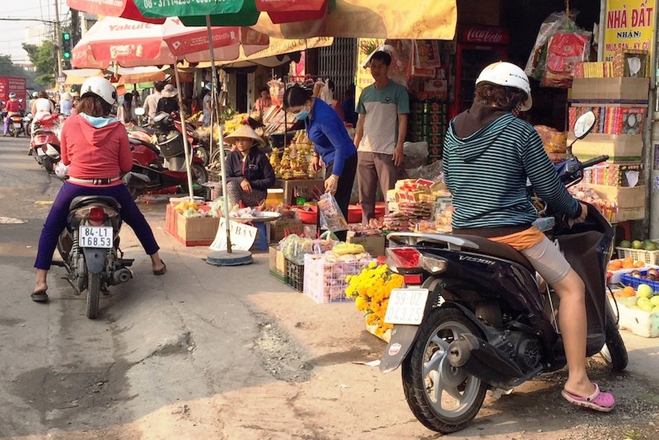 Tiểu thương “bỏ túi” vài chục triệu đồng/ngày nhờ bán đồ tiễn ông Táo - 1
Các tiệm bán đồ cúng tấp nập khách mua trong ngày đưa ông Táo.