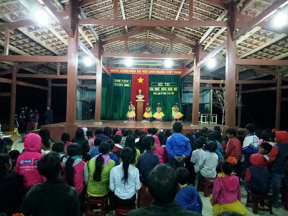 “Thầy cô cắm bản” gói bánh chưng, mổ heo cho học sinh ăn Tết - 9 Các em vừa thưởng thức văn nghệ và ăn bánh chưng do chính tay mình làm