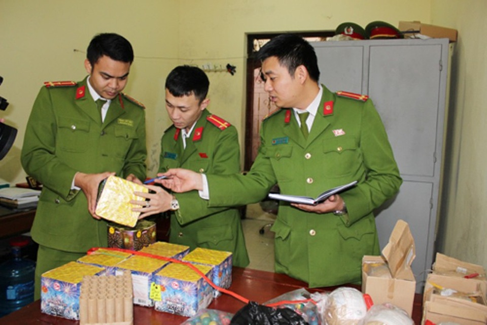 Mua pháo để đốt mừng đầy tháng cháu - 1 Số pháo được Công an huyện Quảng Xương thu giữ
