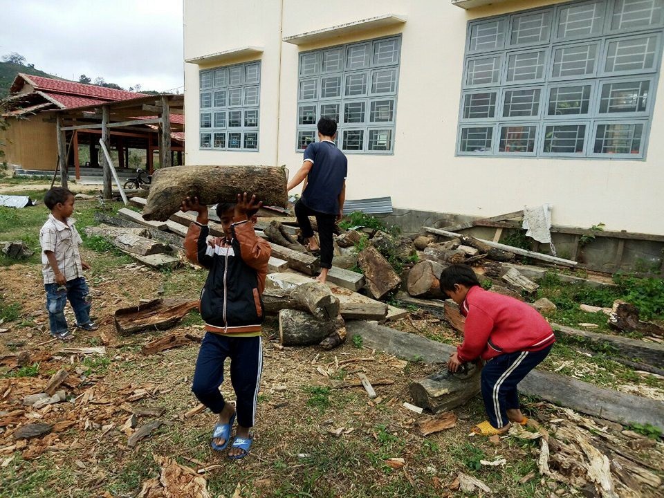 “Thầy cô cắm bản” gói bánh chưng, mổ heo cho học sinh ăn Tết - 2 Các bạn học sinh nam chuẩn bị củi để nấu bánh chưng