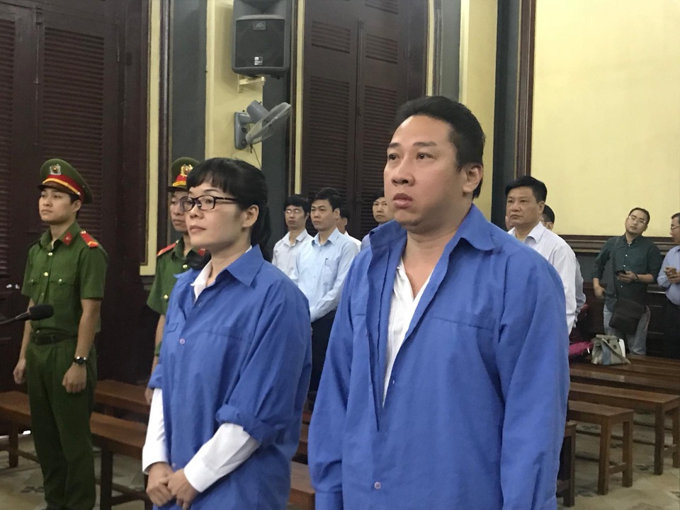 Bắt đầu xét xử đại án Huyền Như giai đoạn 2 - 1 Bị cáo Huyền Như (trái) cùng đồng phạm hầu tòa.