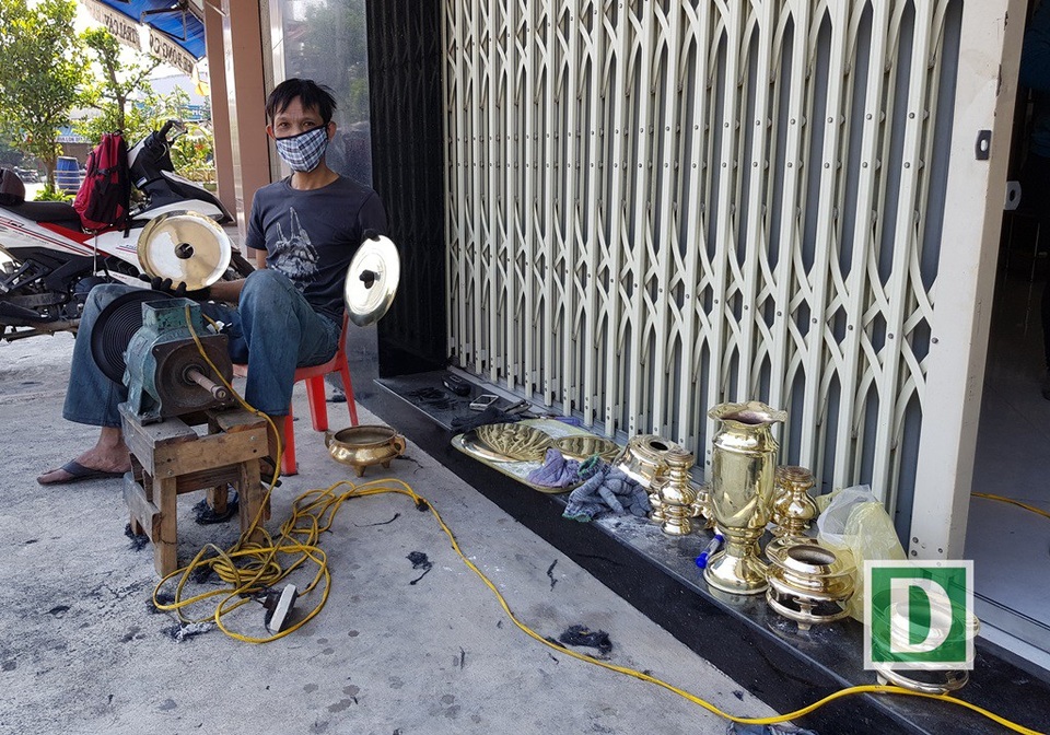 Nghề đánh bóng lư đồng ở Nha Trang đắt khách dịp Tết - 1 Nghề đánh bóng lư đồng ở Nha Trang đắt khách dịp Tết Nguyên đán
