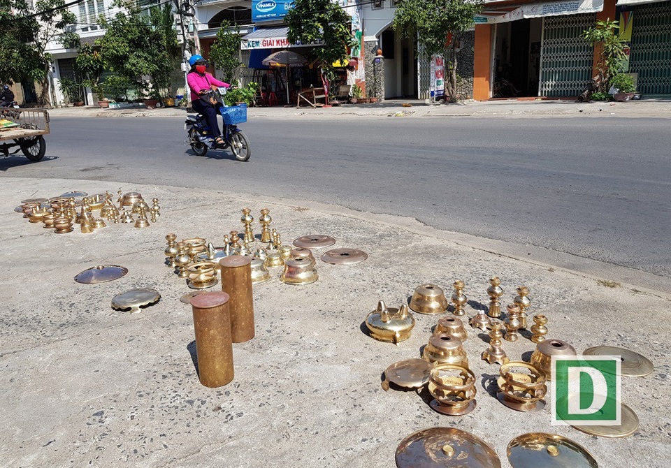 Nghề đánh bóng lư đồng ở Nha Trang đắt khách dịp Tết - 3 Lư đồng sau khi đánh bóng được lau chùi sạch sẽ và phơi khô