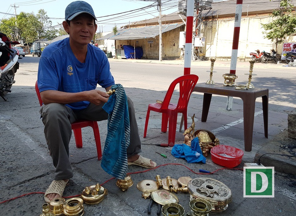 Nghề đánh bóng lư đồng ở Nha Trang đắt khách dịp Tết - 4 Nghề đánh bóng lư đồng ở Nha Trang đắt khách dịp Tết - 4