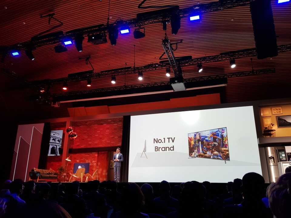 Samsung mở tầm nhìn mới về AI, IoT cho đời sống hàng ngày - 5
Samsung là hãng sản xuất TV lớn nhất thế giới suốt 12 năm liên tiếp.