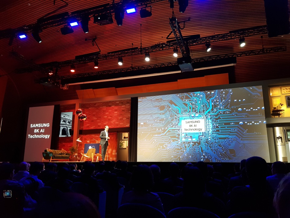 Samsung mở tầm nhìn mới về AI, IoT cho đời sống hàng ngày - 6
Công nghệ TV 8K AI giúp ích hợp công nghệ trí tuệ nhân tạo nhằm tự động nâng cấp nội dung HD và Full HD lên chất lượng cao hơn nhiều để phù hợp với màn hình 8K.