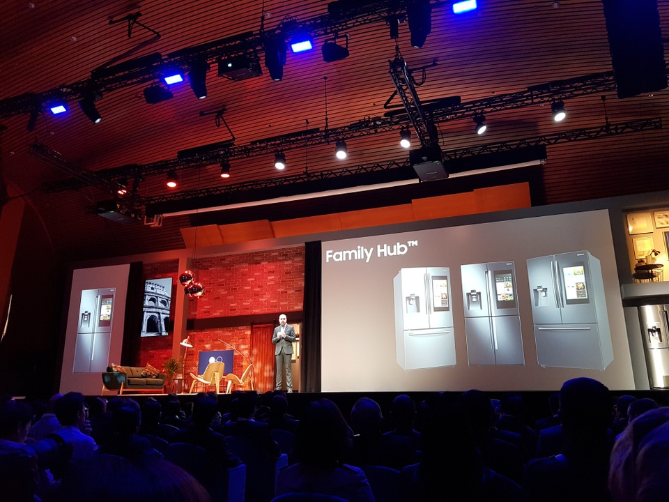 Samsung mở tầm nhìn mới về AI, IoT cho đời sống hàng ngày - 2
Dòng tủ lạnh Family Hub thông minh hơn nhiều nhờ công nghệ Bixby.